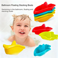 Ensemble de 4 bateaux de bain colorés en forme de requin, jouets aquatiques flottants empilables pour les tout-petits, pour jouer dans la salle de bain ou la douche
