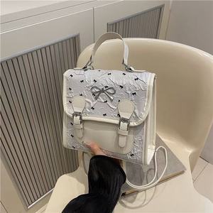 Bolsos de mujer de moda: los elementos de encaje y perlas se combinan para crear un estilo de niña de ensueño - Product Image 1