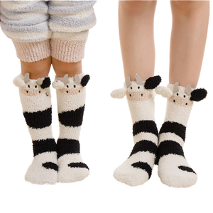 Chaussettes douillettes en polaire pour femme et enfant, motif animal 3D, antidérapantes, respirantes, avec oreilles de dessin animé, pour l'hiver, en polyamide, avec revers – Vente en gros Socksmate - Product Image 1