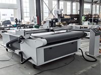 Machine de découpe à couteau vibrant servo motorisé avec alimentation automatique, rainurage et perforation pour tapis de voiture, moquette, bagages et échantillons