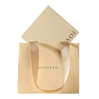 Sac cadeau en papier tendance avec poignée en ruban, logo personnalisé, sac de shopping pour boutique, mariage, vente au détail, emballage cosmétique