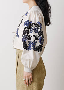 Personnalisé décontracté tissé mode floral brodé femmes haut court 100% coton Beige couleur col rond manches bouffantes chemise Blouse - Product Image 4