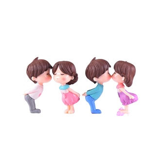 Bacio amanti bambola piccoli ornamenti fai da te figurina all'ingrosso micro paesaggio decorazione PVC plastica ufficio giardino ragazzo ragazze statua - Product Image 1