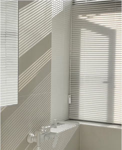 Volets anti-tempête manuels encastrés modernes et simples, volets roulants extérieurs anti-ouragan, stores verticaux pour hôtels en PVC et alliage d'aluminium - Product Image 4