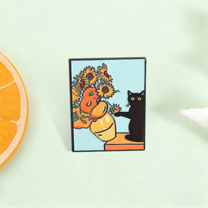 Épinglette en émail personnalisée chat noir et tournesol, motif chaton coquin, badge métallique, épinglette de revers amusante, bijou cadeau - Product Image 1