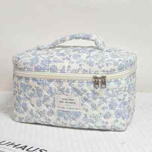 Nouvelle trousse de toilette florale portable, grande capacité, multifonctionnelle, pour femmes, trousse de maquillage matelassée pour les voyages, rangement des articles de toilette - Product Image 2