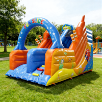 Toboggan gonflable commercial avec escalier, équipement de jeu extérieur coloré, adapté aux jardins, aux fêtes et aux divertissements