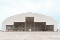 Hangar préfabriqué en acier GloStar pour le stockage d'avions avec panneaux sandwich isolés pour les grands projets aéroportuaires