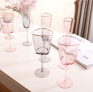<span class=keywords><strong>Gobelet</strong></span> en verre style Triangle, 1 pièce, marteau de verre à vin <span class=keywords><strong>rose</strong></span> clair avec bord en or, vente en gros - Product Image 3