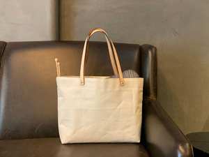 Sac fourre-tout en toile cirée vintage robuste avec logo personnalisé, idéal pour les voyages et la plage, avec poche et fermeture éclair - Product Image 4