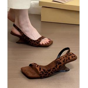 Sandalias de tacón de cuña con tiras y estampado de leopardo retro para mujer, con un estilo europeo elegante, ideales para combinar con vestidos. - Product Image 5