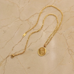 Collar con Colgante de Acero Inoxidable Chapado en Oro con Disco Ovalado Irregular Grabado con Flores y Cadena Figaro para Mujer - Product Image 3