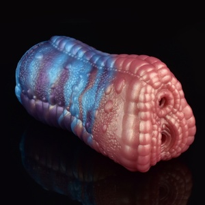 Masturbateur masculin sur le thème du dragon fantastique avec deux options de couleur, stimulateur en silicone texturé pour un jeu de rôle immersif - Product Image 3