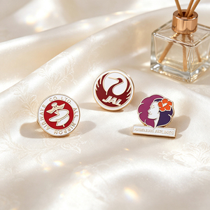 Insignia de metal 3D personalizada con diseño de globo y luna creciente, pin de estilo lujoso con forma irregular, decoración con pin de seguridad. - Product Image 2