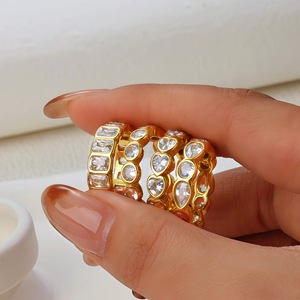 Bague en acier inoxydable plaqué or 18 carats avec zircon pour femme R321 - Product Image 2