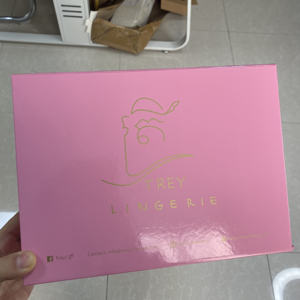 Boîte cadeau magnétique pliable rose personnalisée avec logo en feuille d'or - Boîte rigide de luxe pour l'emballage de lingerie - Product Image 3