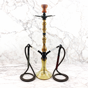 Ensemble de chicha en verre ambré à motif doré avec dessus en bois pour fumer en extérieur dans un lieu luxueux et glamour - Product Image 2