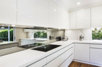 Conception moderne d'armoire de cuisine de laque blanche avec le comptoir de Calacatta