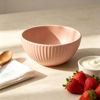 Bol à glace rose côtelé en céramique, résistant à la chaleur, compatible micro-ondes et lave-vaisselle, durable, moderne et minimaliste, pour la table.