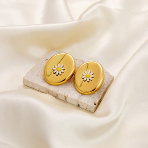 ต่างหูแฟชั่นรูปวงรีและสามเหลี่ยมลายดอกเดซี่ ดีไซน์ทอง 18K เงิน สแตนเลสสตีล เครื่องประดับสำหรับงานปาร์ตี้ EH11211 - Product Image 4