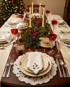 Ensemble de sets de table ronds en lin du Vietnam, brodés sur mesure, thème Noël et bordure festonnée, avec serviettes de table - Product Image 4