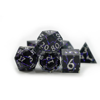 Lot de 7 dés polyédriques en résine à bords tranchants personnalisés avec numéro en argent pour les jeux de rôle du MDN