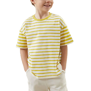 Camiseta de cuello redondo a rayas suaves para niños, hecha de 100% algodón con un peso cómodo y detalles minimalistas en las rayas. - Product Image 3