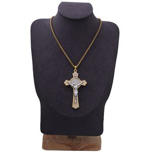 Cruz de crucifijo de San Benito de 3 pulgadas chapada en <span class=keywords><strong>oro</strong></span> auténtico de 24 quilates con collar - Product Image 5