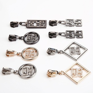 Ventes en gros de tirettes de fermeture éclair en métal diamanté, alliage de zinc pour vêtements et sacs à main - Product Image 4