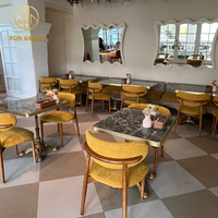 Chaise de restaurant d'hôtel moderne et confortable avec dossier en tissu incurvé et structure en bois pour mobilier de café commercial et salon de thé