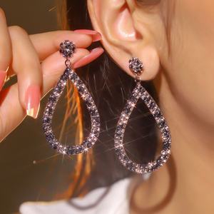 Boucles d'oreilles pendantes longues et luxueuses avec strass super brillants, géométriques colorées, creuses, simples, bijoux à clous, cadeau pour femme - Product Image 3