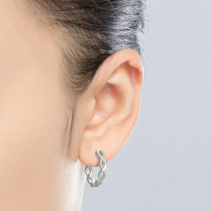 Nuovi gioielli tridimensionali da sposa di Cao Shi, orecchini dal design ondulato alla francese, gioielli dall'aspetto elegante. - Product Image 2
