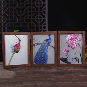 Pantalla Bordada a Mano en Seda, 3 Paneles Plegables, Estilo Chino Tradicional, Decoración con Motivos de Pavo Real, Loto y Libélula - Product Image 1