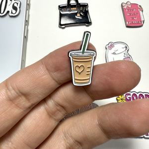 Aangepaste Gegraveerde Multi-Stijl Metalen Zacht Email Decoratieve Stickers-Retro Logo/Tekst Aangepaste Kleur Modieuze Mobiele Telefoon - Product Image 5