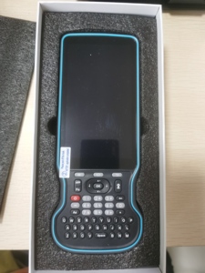เครื่องรับสัญญาณ GNSS RTK แบบพกพาหลายความถี่ รุ่น Y55G พร้อมมาตรฐาน IP68 และ 4G สำหรับการสำรวจที่ดินแบบเต็มคลื่น สำหรับผู้เก็บข้อมูลงานก่อสร้าง - Product Image 2