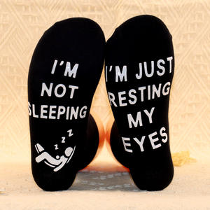 En stock, chaussettes de sol unisexes en coton intégral, antidérapantes, à pois, avec inscription « I'M NOT SLEEPING » - Product Image 1