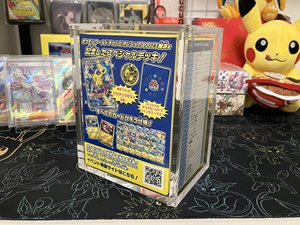 Estuche Acrílico Transparente para Cartas Coleccionables RAY YI, Edición Campeonato Mundial Escarlata y Violeta, Pikachu Yokohama - Product Image 2