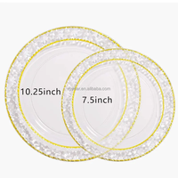 Vente en gros d'assiettes de présentation transparentes pour mariage, assiettes de présentation en plastique à bordure dorée transparente