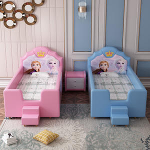 Cama de madera maciza de diseño para bebé con combinación de costuras de barandilla de seguridad Cama de cuero Parachoques pequeño Cama de cuna para bebé - Product Image 1