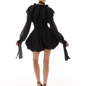 Vestido Mini de Gasa con Encaje Sólido para Mujer, Estilo Nuevo 2026, Diseño OEM Personalizado, Cuello en V, Manga Acampanada, Corte en A, con Adorno de Pompones - Product Image 2