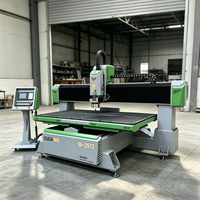 Machine CNC, machine de gravure CNC avec une zone de travail de 1300*2500 mm offrant une gravure à grande vitesse sur des tôles d'aluminium épaisses