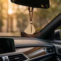 Diffuseur d'huiles essentielles en bois fait main de qualité supérieure en forme de bateau à voile, pendentif désodorisant pour voiture, ornement suspendu, OEM/ODM disponible