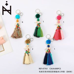 Set di Tre Portachiavi con Pompon, Conchiglia e Perline in Legno, Fibbia K Bianca - Product Image 3
