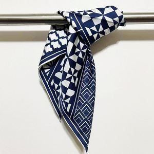 Foulard carré en pure soie de mûrier rayé tropical pour femme, idéal pour l'été et les accessoires de mode capillaires – Nouvelle collection très prisée - Product Image 4