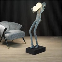 Lampe sur pied en résine, style moderne et minimaliste, avec figurine abstraite tenant une boule, lumière tricolore, économe en énergie, intensité variable, E27