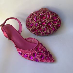 Elegante Set da Sposa per <span class=keywords><strong>Donna</strong></span>: Tacchi Alti <span class=keywords><strong>Fucsia</strong></span> con Strass e Borsa Abbinata, <span class=keywords><strong>Sandali</strong></span> con Cristalli e Pochette - Product Image 5
