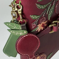 Pochette de luxe rectangulaire de créateur, style rétro, rouge foncé vif, avec logo personnalisé, fermeture à sangle frontale, type couverture de livre