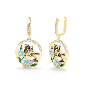 Boucles d'oreilles pendantes Fleur d'oiseau dorée en or massif 18 carats avec sertissage clos de diamants, bijoux raffinés pour femme, à porter au quotidien - Product Image 6