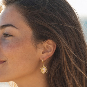 LiCai Damen Retro Sonne Mond 2-teiliges Schmuckset, Edelstahl Vergoldet Rosa Weiß Emaille Ohrstecker Halskette, Modeschmuck - Product Image 4