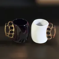 Taza de Cerámica con Forma de Puño, con Asa Metálica Dorada o Plateada